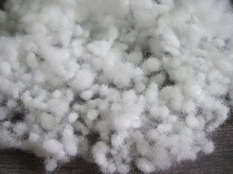 Дополнительно волокна холлофайбера обрабатывают силиконом, от чего они скользят и не сминаются На фото – холлофайбер